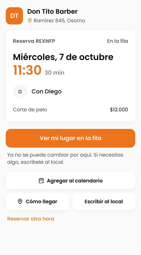 Queda en la fila con la prioridad de su hora.